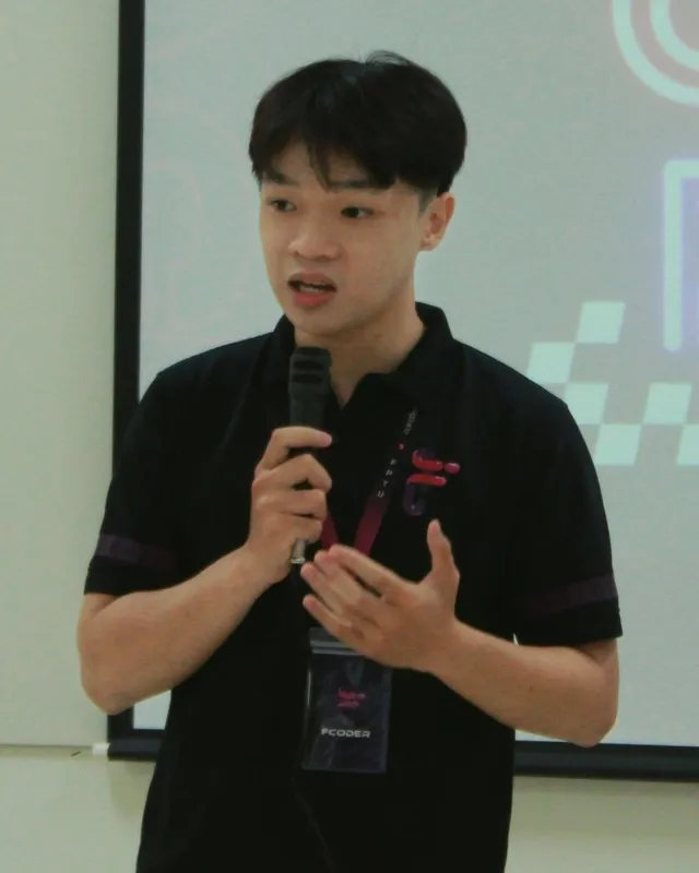Trần Đại Nhân speaking at an FCODER event.